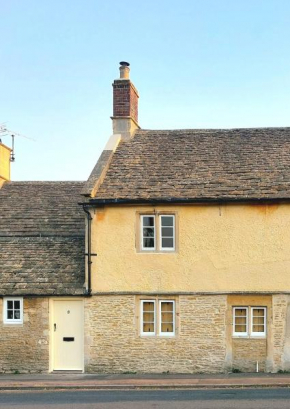 Beautiful 1 bedroom cottage with fireplace